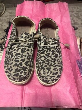 Woman’s Hey Dude Wendy Woven Cheetah Gray slip ons Sz 11